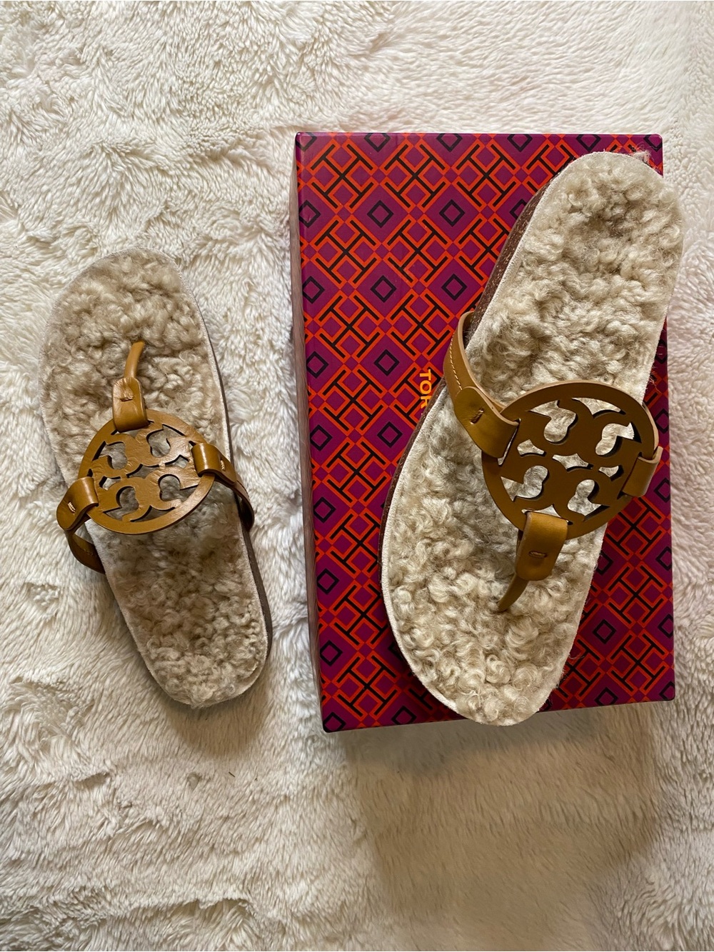 Tory Burch Shearling Footbed Thong Sandals in Cognac - Picture 4 of 5